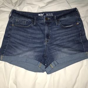 Mid rise stretchy denim jean shorts.